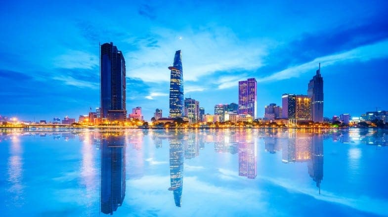 Agence web Vietnam vs Paris : 6 raisons concrètes de choisir l'offshore — économies réelles, seniors disponibles et délais tenus. Comparatif honnête.